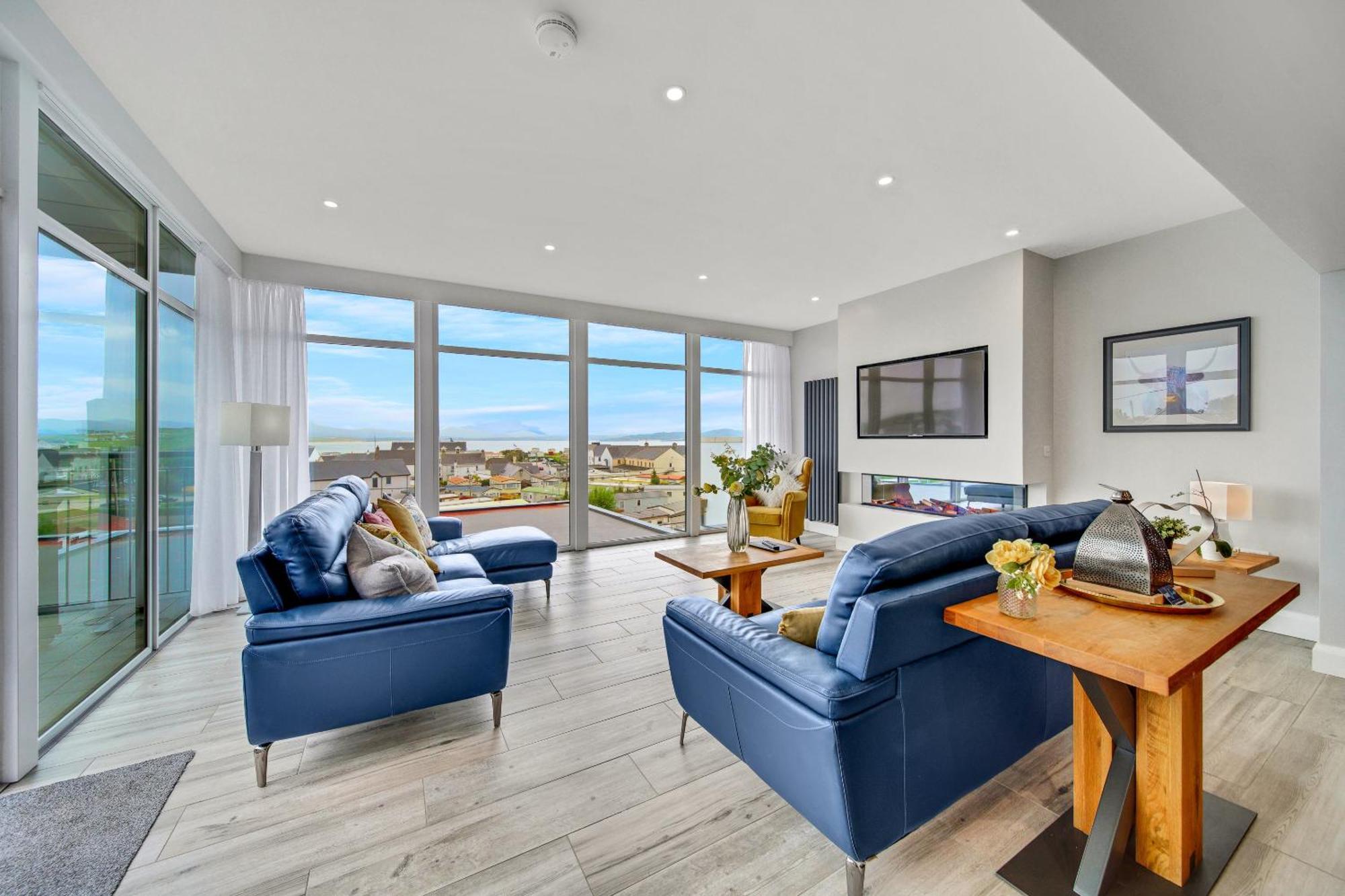 Bayview Luxury 4 Bedroom Penthouse *